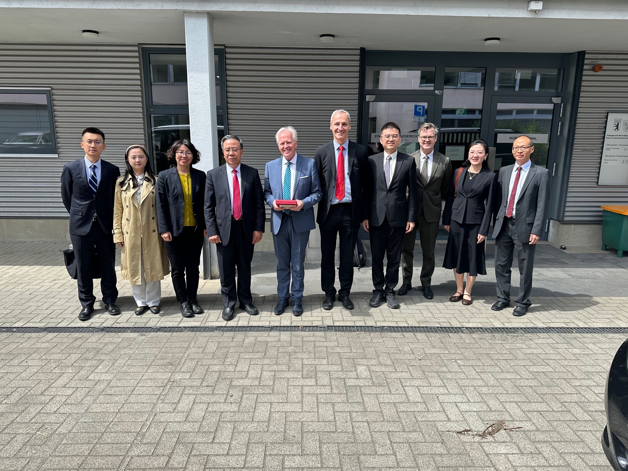 Chinesische Delegation vor dem Finanzgericht Berlin-Brandenburg Chinesische Delegation vor dem Finanzgericht Berlin-Brandenburg