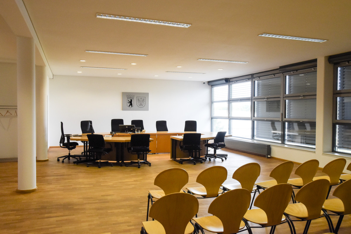 Saal 2 Blick von der Zuschauerreihe auf die Richterbank