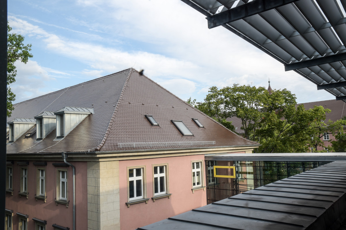 Altbau Dach und Obergeschoss Bilck aus dem Neubau auf das Dach des Altbaus